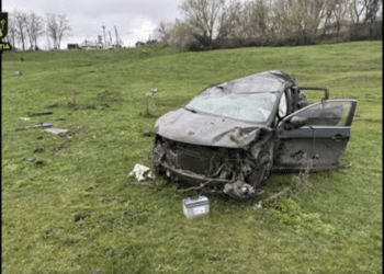 VIDEO // O șoferiță de 29 de ani a ajuns la spital după ce s-a inversat cu mașina într-o localitate din Edineț