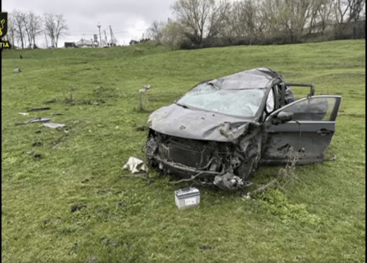VIDEO // O șoferiță de 29 de ani a ajuns la spital după ce s-a inversat cu mașina într-o localitate din Edineț
