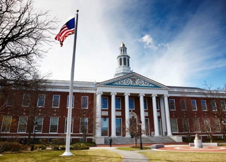 Universitatea Harvard rămâne fără 2 miliarde de dolari din cauza lui Trump