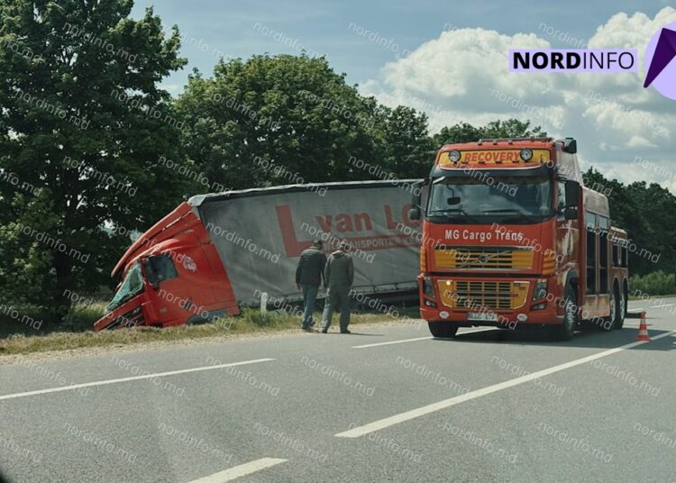 FOTO // Accident cu implicarea unui camion în raionul Sîngerei. Șoferul ar fi adormit la volan