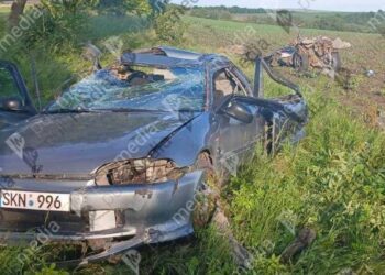 VIDEO // Accident grav în Glodeni. Un tânăr din Bălți a ajuns la spital, iar mașina s-a rupt în două după impact