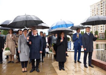 FOTO // Comisara UE pentru Extindere, Marta Kos a depus flori la Memorialul Eternitate din Chișinău