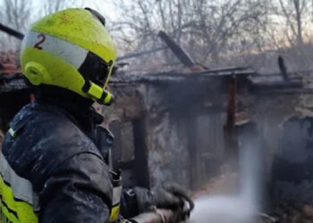 Un bărbat țintuit la pat, salvat de pompieri dintr-un incendiu