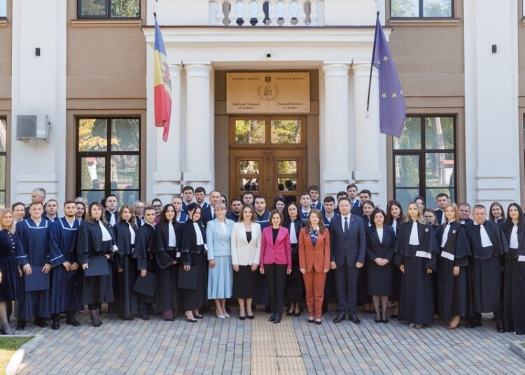 Maia Sandu i-a felicitat pe absolvenții Institutului Național al Justiției: „Oamenii își pun speranța în ei și așteaptă o justiție adevărată”