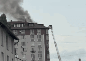 O mansardă a unui bloc de locuit din Durlești a fost cuprinsă de flăcări