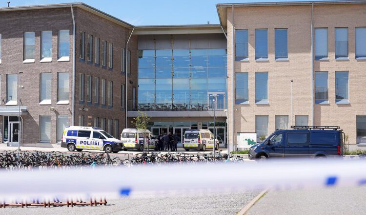 Un elev și-a înjunghiat trei colegi într-o școală din Finlanda. Ce a făcut înainte de atac