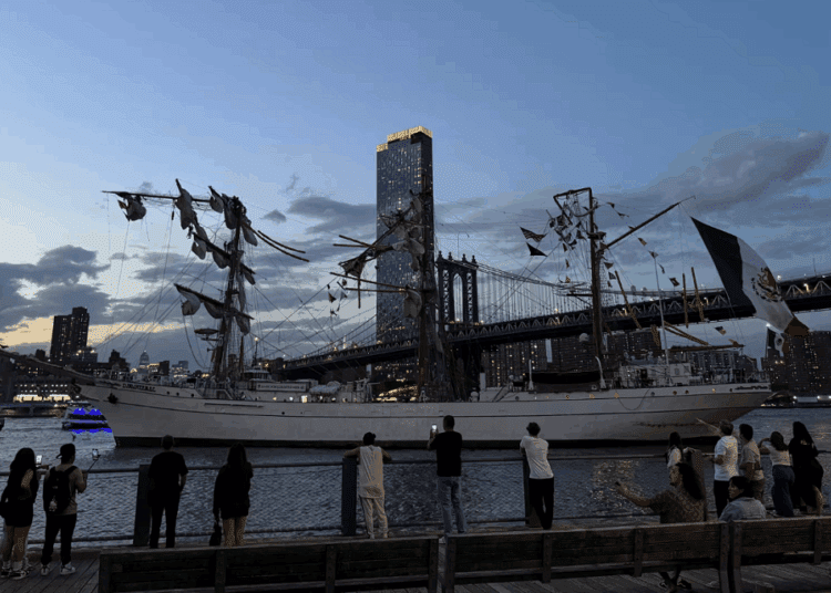 VIDEO // Doi morți și 17 răniți după ce o navă de antrenament a Marinei mexicane a lovit podul Brooklyn din SUA