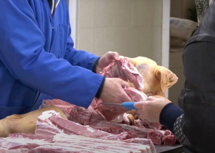 Controale la tarabele cu carne de porc. Cele mai multe amenzi au fost aplicate la Bălți și Chișinău