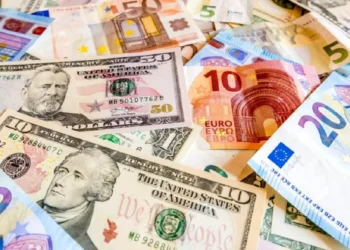 Curs valutar cu scăderi. Cât pierde euro, dolarul și leul românesc