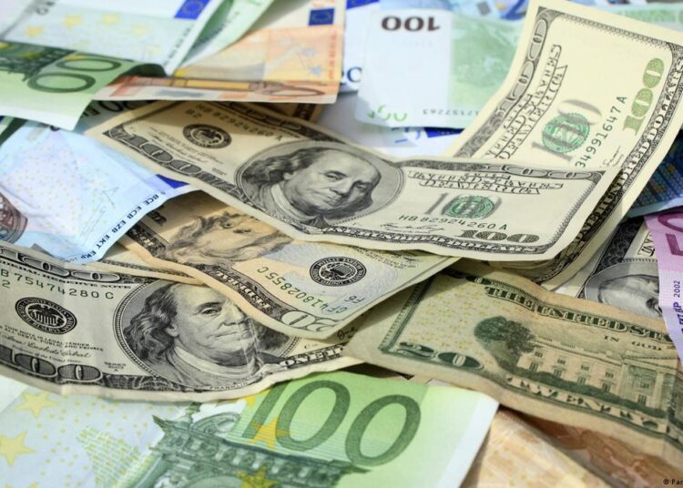 Cursul zilei. Scăderi ușoare pentru euro și dolar