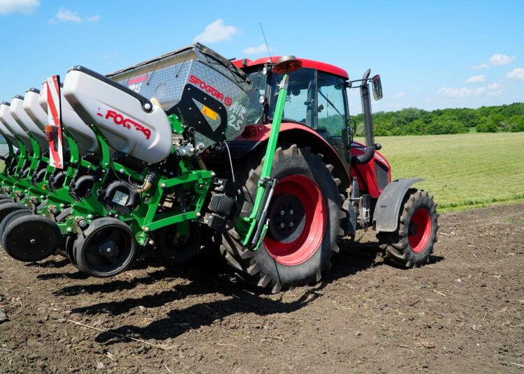 Primii fermieri din R. Moldova au început procesul de însămânțare a cânepii industriale