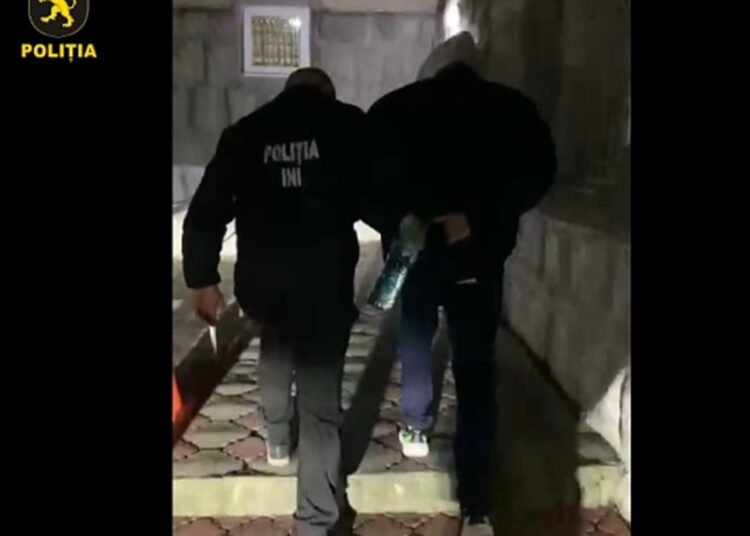 VIDEO // Reținere în flagrant în capitală. Ce au ridicat oamenii legii