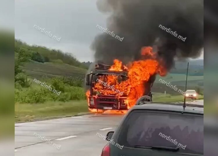 VIDEO // Un camion a luat foc în raionul Călărași