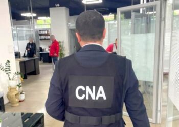 Un vameș și un broker vamal, reținuți de CNA. Au loc mai multe percheziții