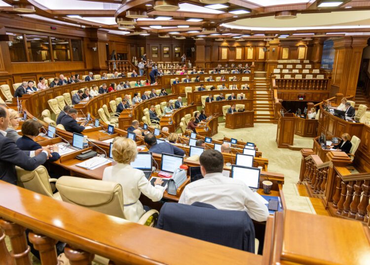 Noi restricții pentru industria farmaceutică, a tutunului, alimentară și a alcoolului, aprobate de Parlament