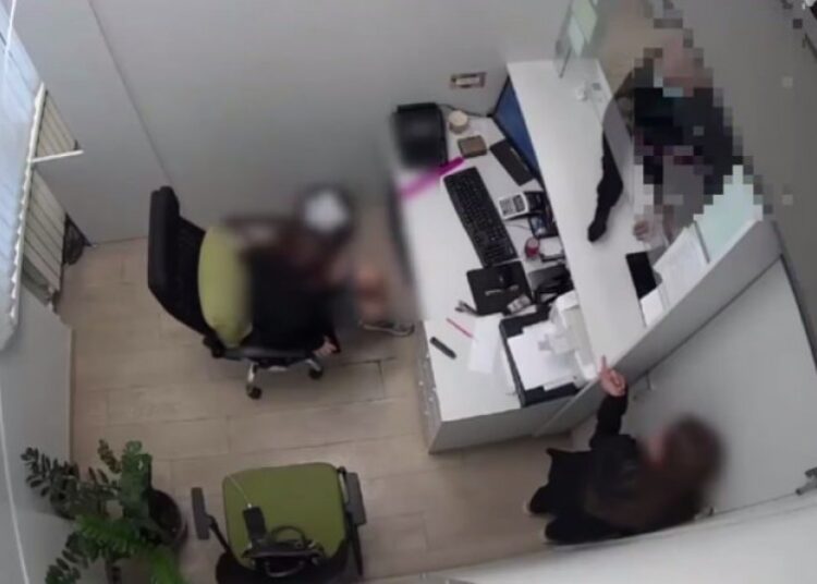 VIDEO // Jaf armat într-o instituție de creditare din capitală. Făptașul a fugit cu 98 000 de lei