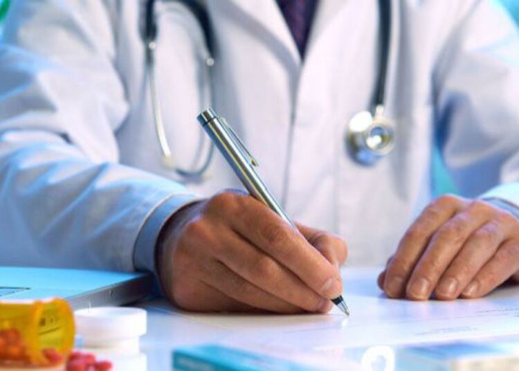 Medicul care a mințit sute de pacienți pentru a câștiga milioane de dolari, condamnat la 10 ani de închisoare în Texas