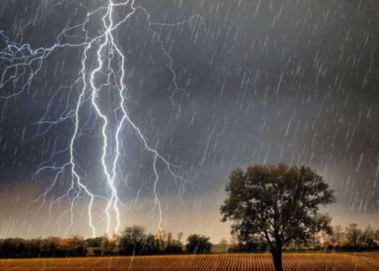 Vremea se schimbă brusc în nord. Furtuni, vânt și disconfort termic