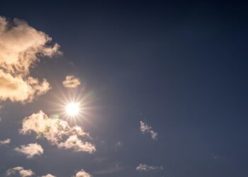 Început de weekend însorit, urmat de ploi slabe