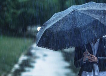 Cer noros și umbrele la îndemână. Ploile continuă în nord