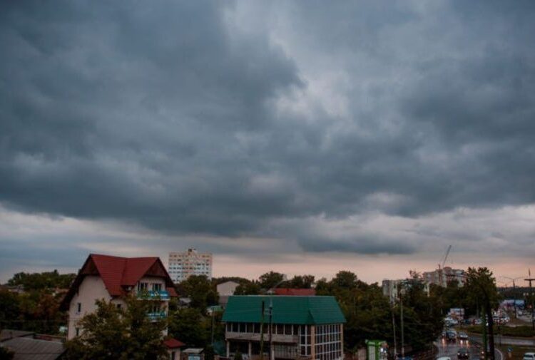 Atenție la schimbările de vreme! Cer acoperit și vânt puternic în nord