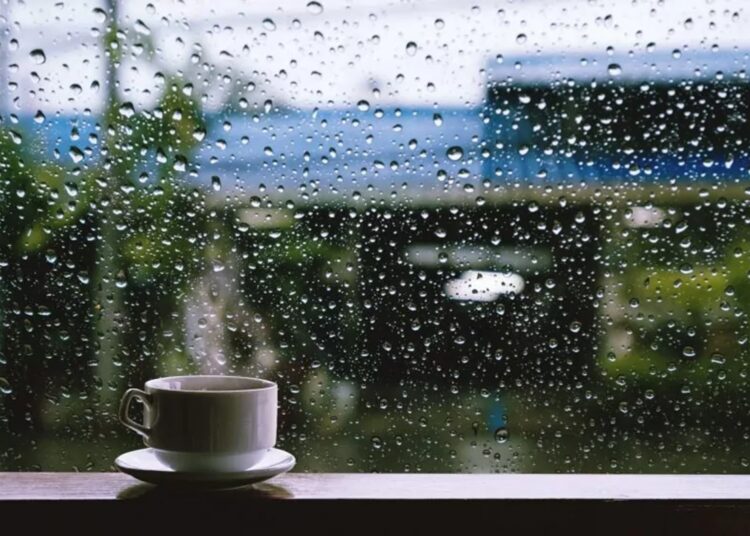 Cer gri și ploi ușoare în nordul țării