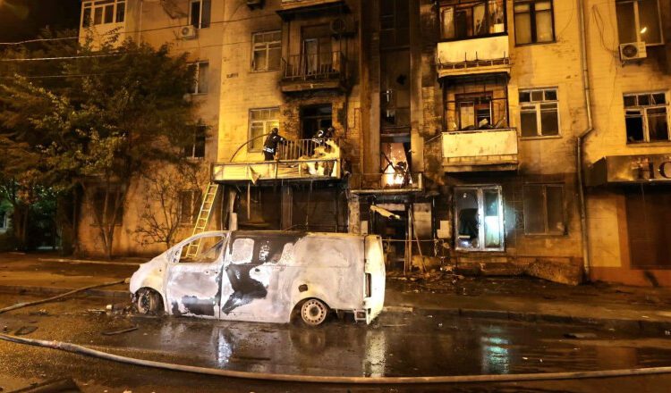 Atac masiv cu drone în Harkov, 47 de persoane au fost rănite. Zelenski: „Rusia loveşte când ucrainenii îşi culcă copiii”