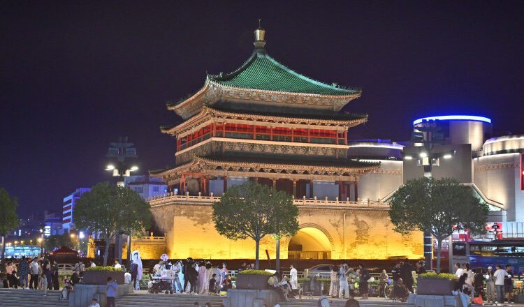 VIDEO // Zeci de turiști în pericol, după ce acoperișul unui turn vechi de 600 de ani s-a prăbușit în China. Imagini cu momentul dramatic