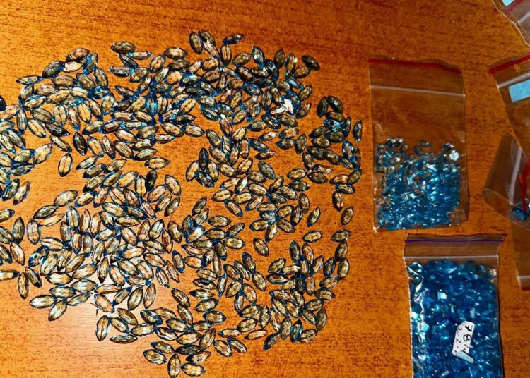 Descoperire valoroasă la vama Otaci. Pietre semiprețioase nedeclarate, găsite în valiza unui pasager străin