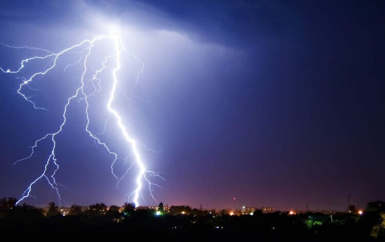 Ploi cu descărcări electrice în weekend