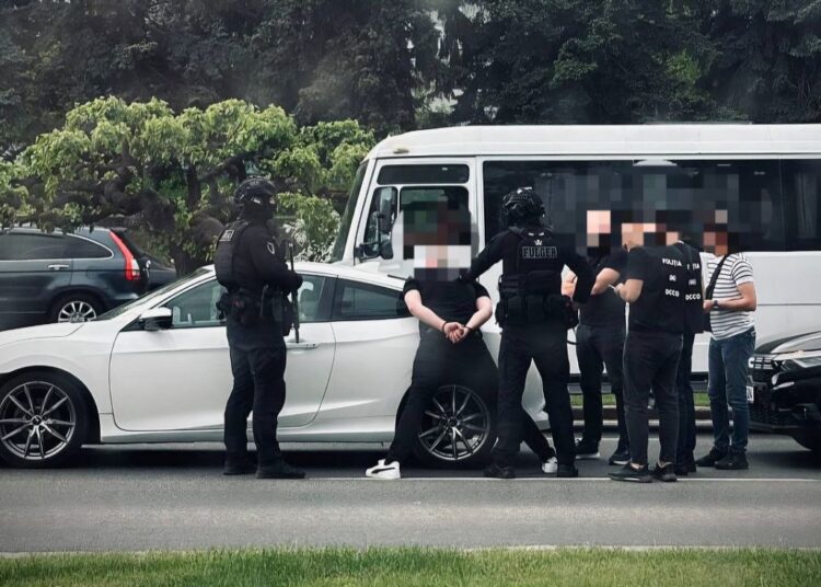 Escrocherie de peste 300.000 de euro. Liderul grupului are 24 de ani