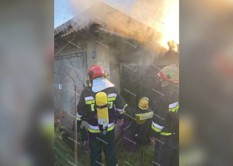 VIDEO // O casă din Bălți a luat foc