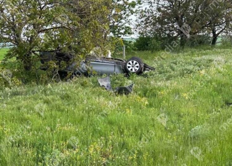 Un polițist s-a răsturnat cu BMW-ul, la Drochia