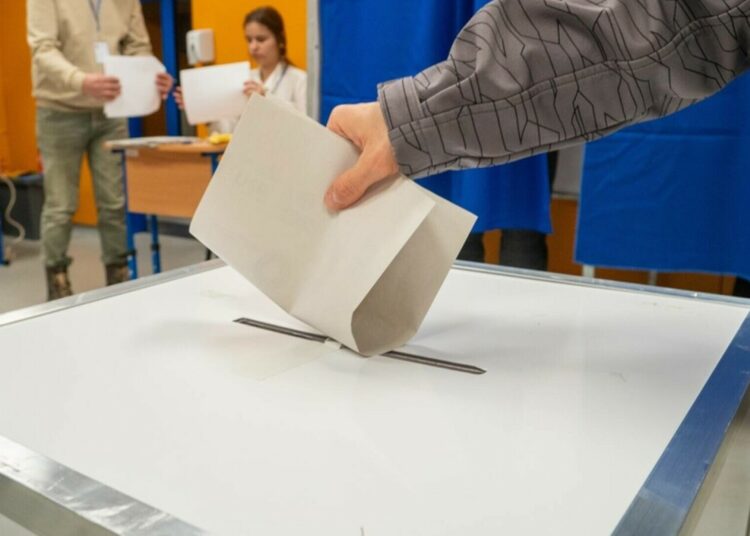 Românii își aleg președintele în turul doi. Diaspora votează