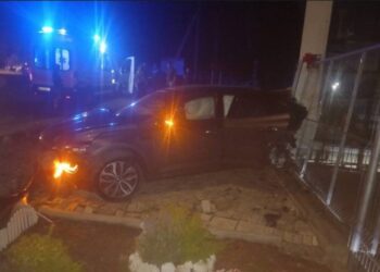FOTO // Accident nocturn la Soroca. Un șofer beat a intrat cu mașina într-un pilon electric