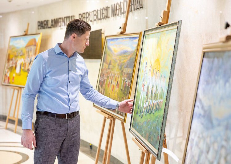 FOTO // Tablourile unui profesor de arte plastice din Fălești au ajuns la Parlament. „Ecouri din tradiție”, o expoziție inspirată din tradițiile și obiceiurile strămoșești