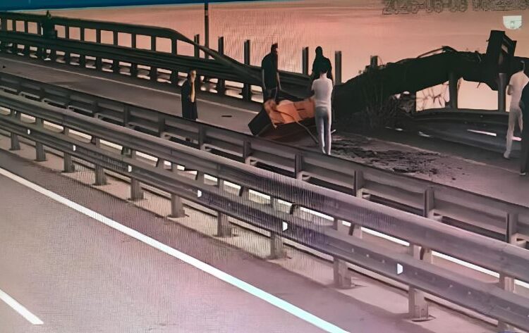 VIDEO // Atac la podul Kerci din Crimeea. Serviciul secret ucrainean SBU afirmă că a reușit să avarieze grav pilonii subacvatici