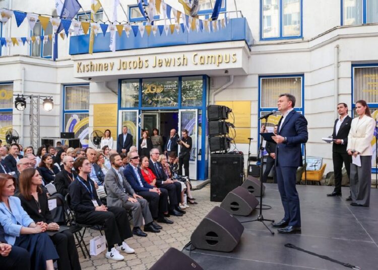 Centrul Comunitar Evreiesc KEDEM a marcat 20 de ani de activitate. Premierul Recean a înmânat Ordinul de Onoare