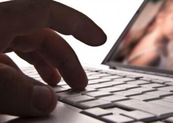 A descărcat „din întâmplare” peste 300 de materiale cu pornografie infantilă. Un bărbat din Chișinău, pe banca acuzaților