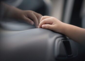 Un băiat de 12 ani, mort după ce ar fi încercat o provocare de pe TikTok. Mesajul sfâșietor al părinților