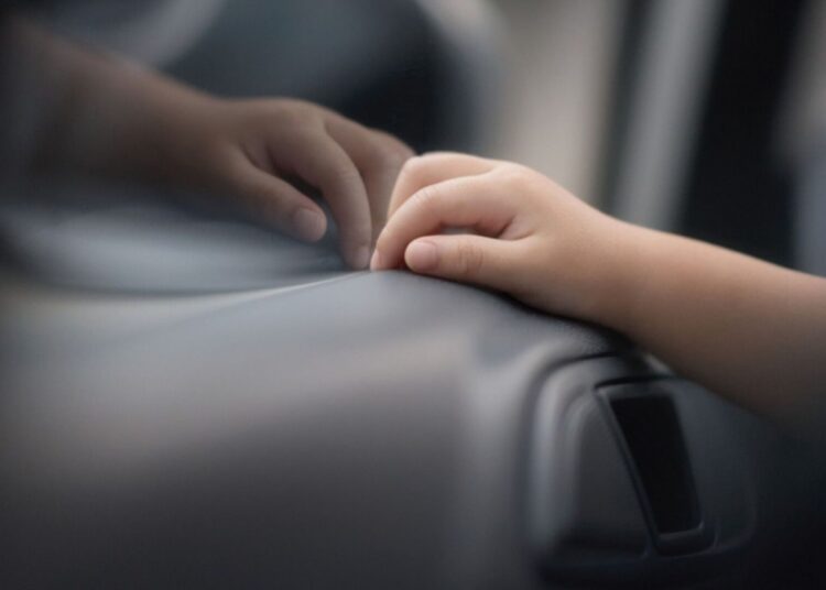 Un băiat de 12 ani, mort după ce ar fi încercat o provocare de pe TikTok. Mesajul sfâșietor al părinților