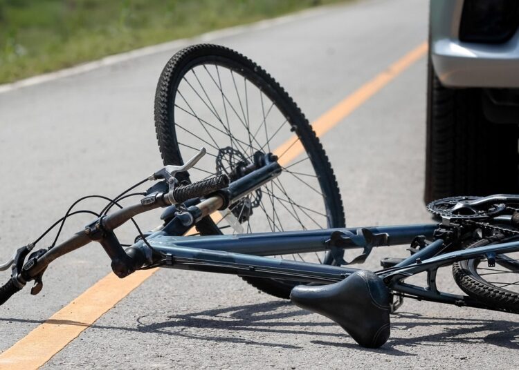 Accident în nordul țării. Un bătrân, tamponat de o mașină în timp ce se deplasa cu bicicleta