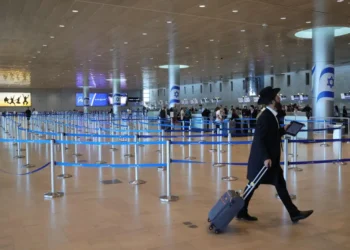 Zeci de mii de turişti străini sunt blocaţi în Israel