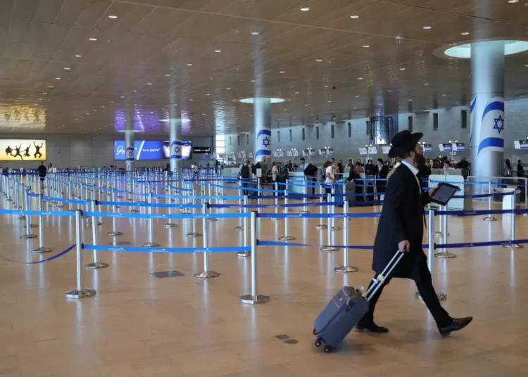 Zeci de mii de turişti străini sunt blocaţi în Israel