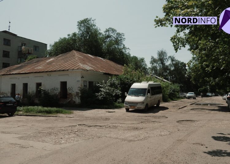 VIDEO // În loc de clădire avariată – parcare multietajată. Ce schimbări se așteaptă pe strada Moscovei din Bălți