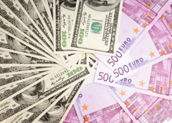 Depreciere ușoară pentru euro și dolar