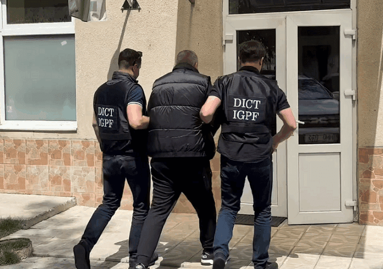 VIDEO // Au obținut 230 de milioane de lei pe spatele ucrainenilor apți de luptă. Doi bărbați, reținuți pentru organizarea migrației ilegale