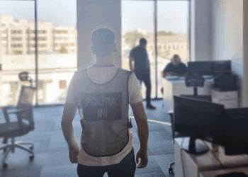 Percheziții la două companii din capitală. Sunt suspectate că spală bani sub paravanul unor call-centre fictive
