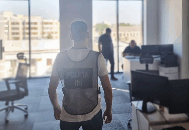 Percheziții la două companii din capitală. Sunt suspectate că spală bani sub paravanul unor call-centre fictive
