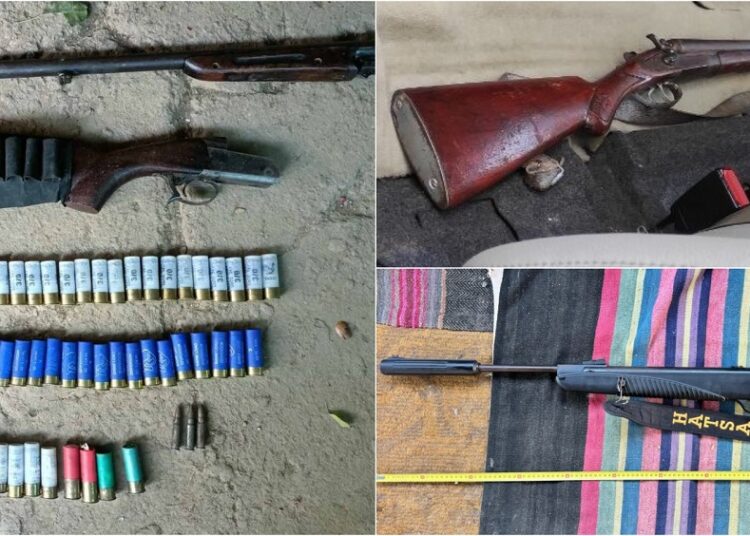 FOTO // Arme de foc, dar și zeci de cărtușe. Doi bărbați din Florești, cercetați de oamenii legii